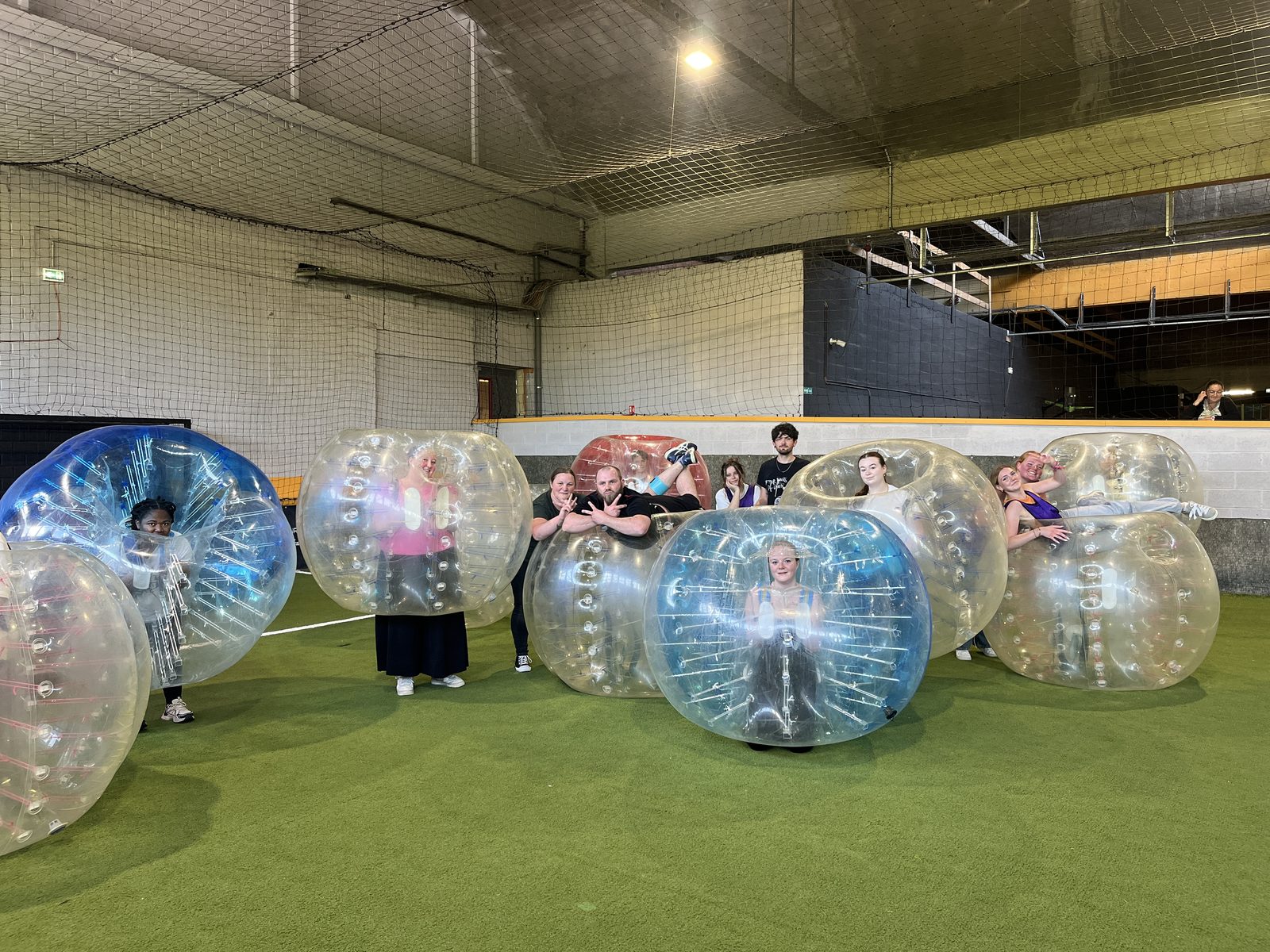 Plusieurs équipes s'affrontent en Bubble Foot chez Team Square