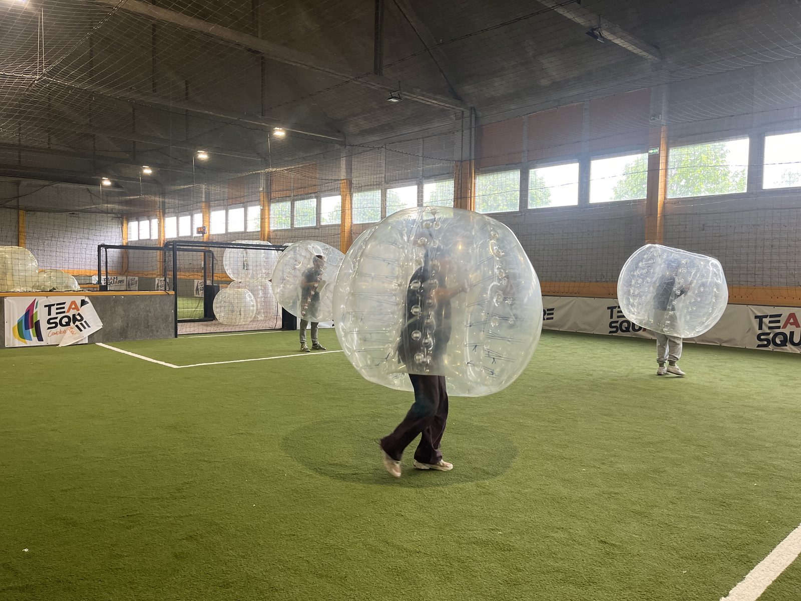 Un joueur dans sa bulle de bubble foot, prêt à foncer
