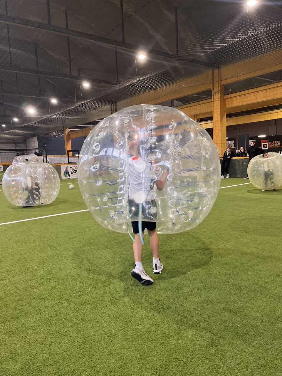 Enfant en pleine partie de Bubble Foot chez Team Square